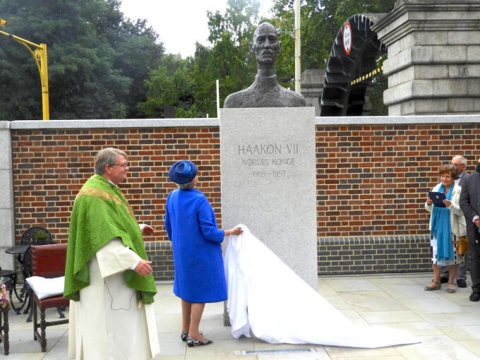 Princess Astrid unveiled a bust of King Haakon VII by Nils Aas. Photo: Sven Gjeruldsen, The Royal Court